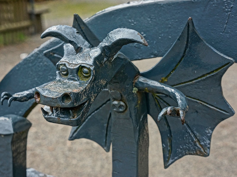 Дракончик – элемент кованой ограды.