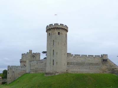 Уорикский замок – средневековый замок, расположенный в городе Уорик, на берегу реки Эйвон. Сегодня замок является собственностью концерна «Тюссо», происходящего от знаменитого музея Мадам Тюссо.
